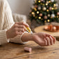Application du roll-on LunaLuz sur l'intérieur du poignet, soir de Noël