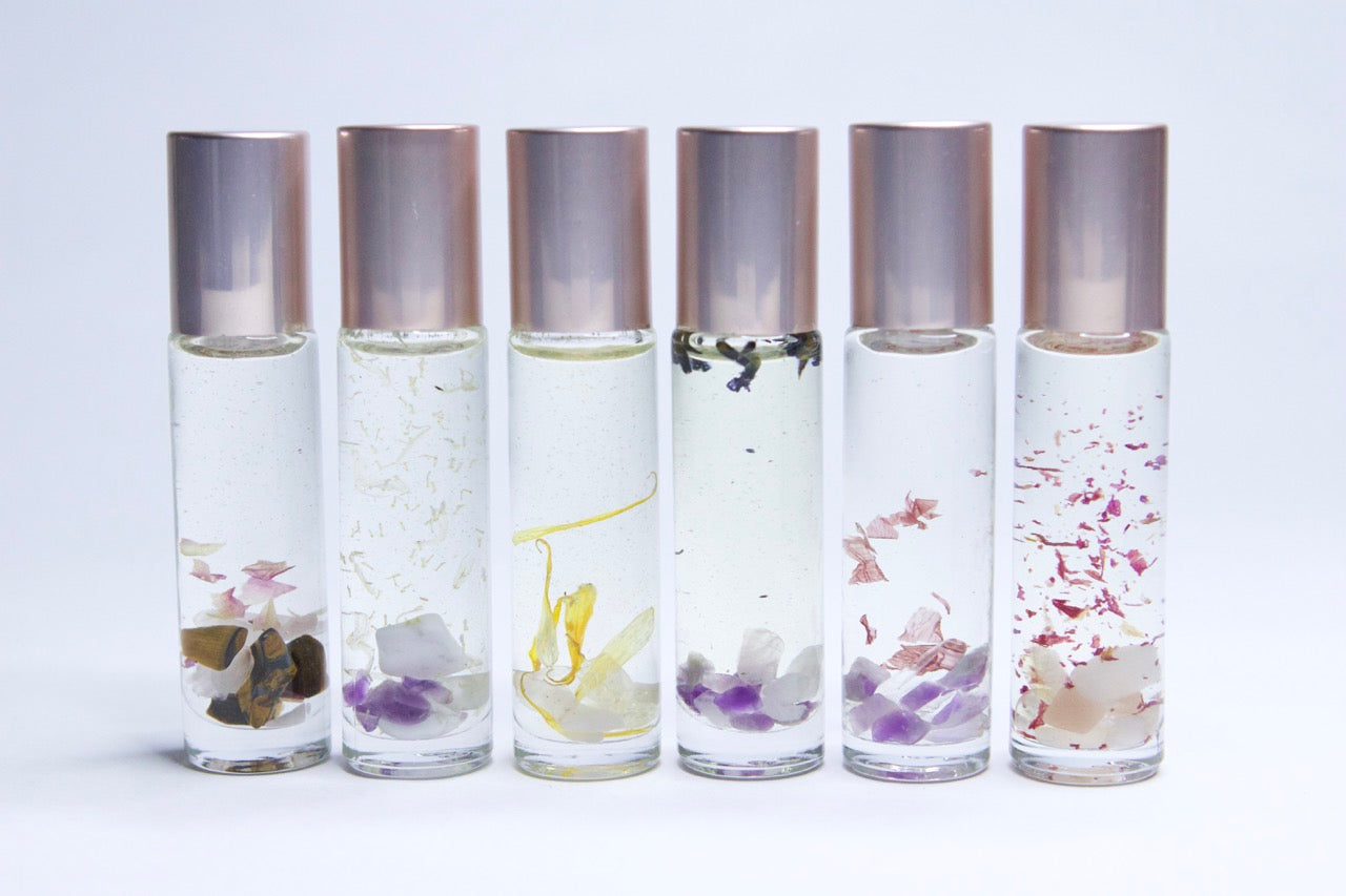 Coffret de 6 Roll-On pour équilibrer vos émotions LunaLuz avec des pierres précieuses, des fleurs et des huiles essentielles.